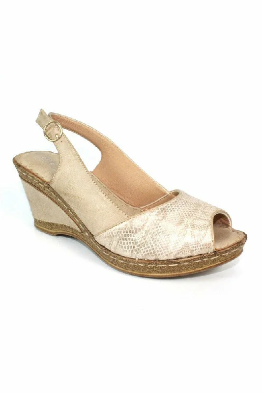 Flattering and stylish women's shoes for wide feetLunar JLY 055 Barnes in Beige