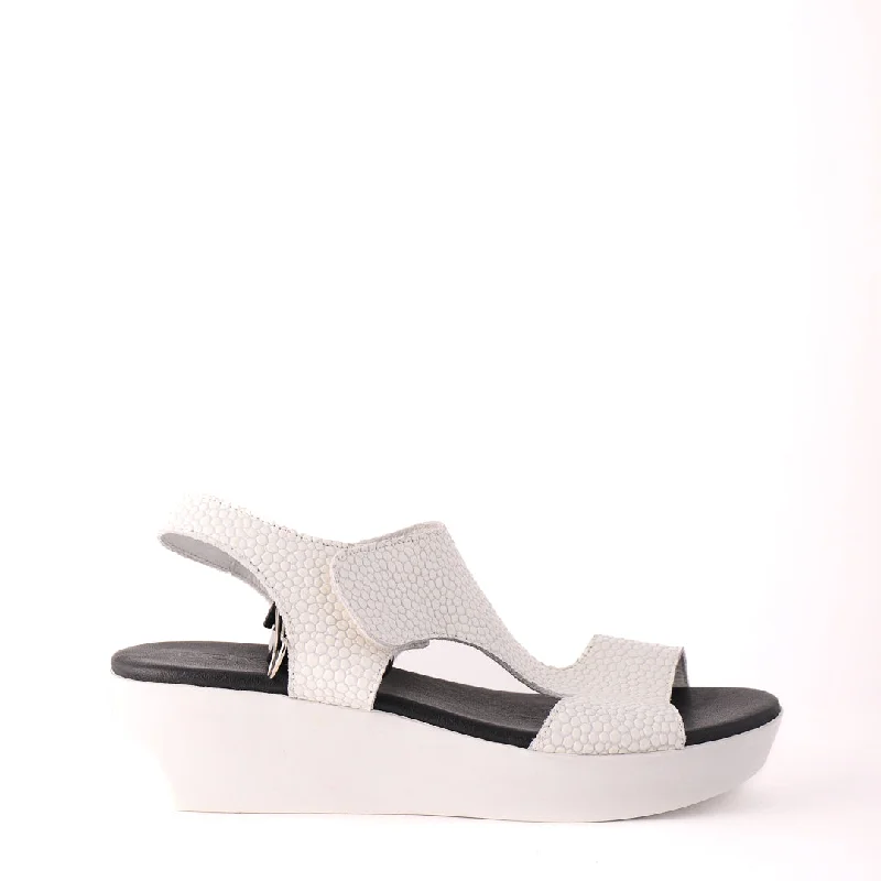 Flattering and figure-hugging women's footwearSOCQUI White Print