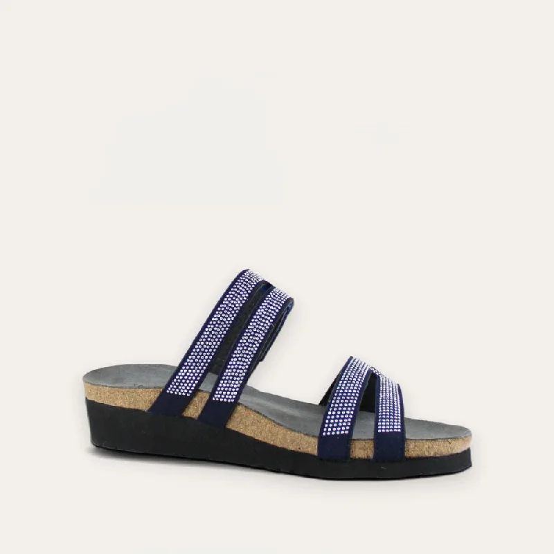 Practical and stylish women's shoes for travelAinsley