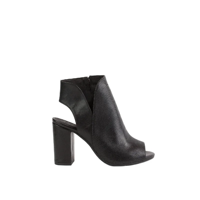 Stylish and practical women's shoes for rainy daysRyba