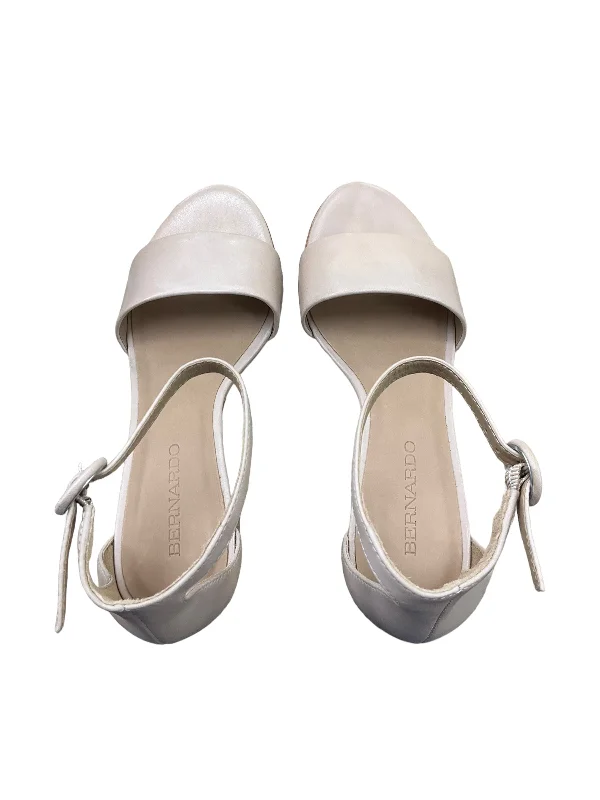 Elegant and sophisticated women's shoe stylesBeige Sandals Heels Block Bernardo, Size 6 Elegant and sophisticated women's shoe stylesBeige Sandals Heels Block Bernardo, Size 6