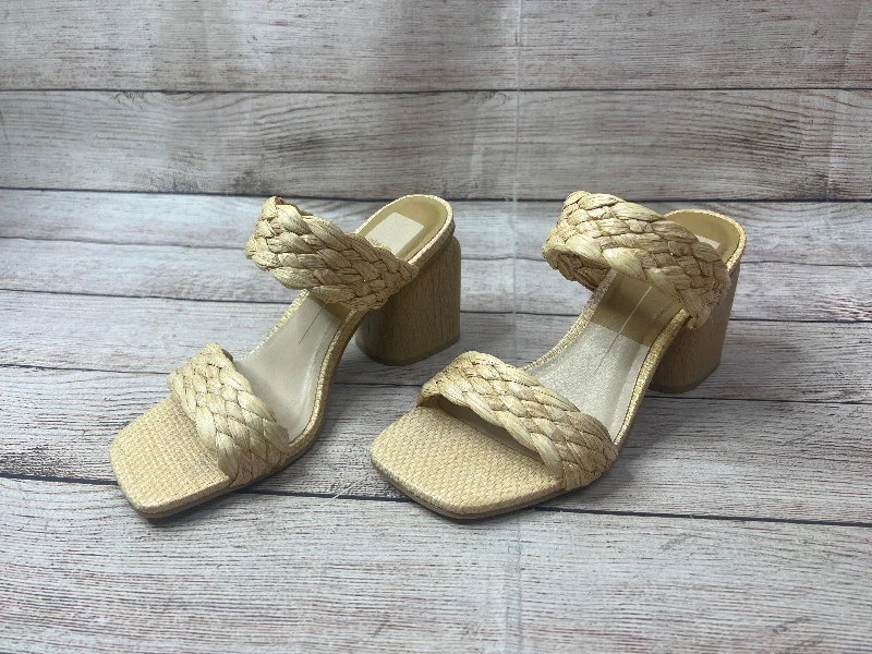 Chic and minimalist women's footwear trendsBeige Sandals Heels Block Dolce Vita, Size 8 Chic and minimalist women's footwear trendsBeige Sandals Heels Block Dolce Vita, Size 8