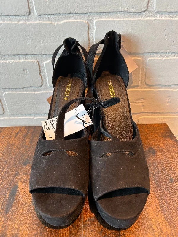 Bold and striking women's shoe fashionsBlack Sandals Heels Block Divided, Size 10