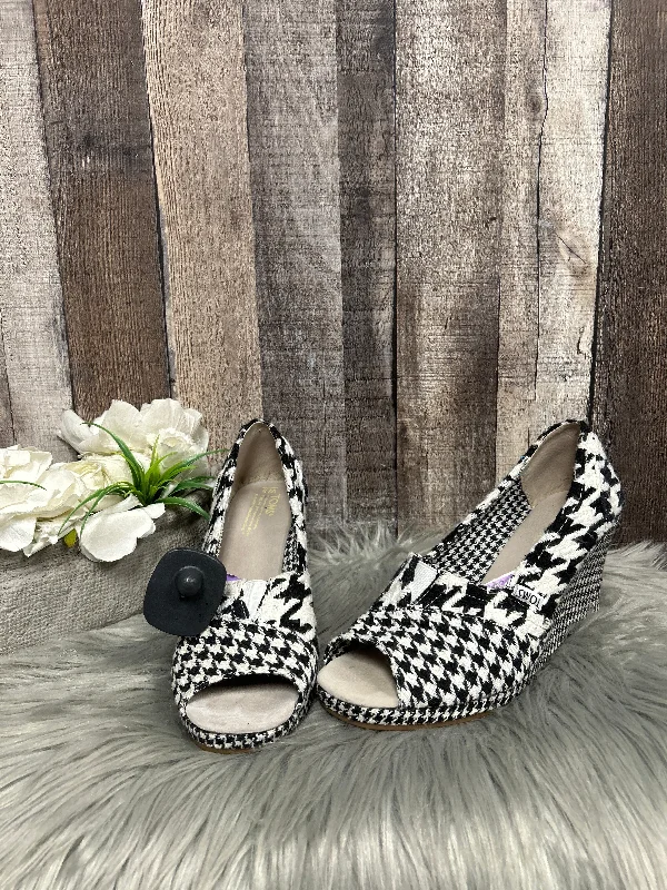 Timeless classic women's shoe designsBlack Sandals Heels Wedge Toms, Size 9