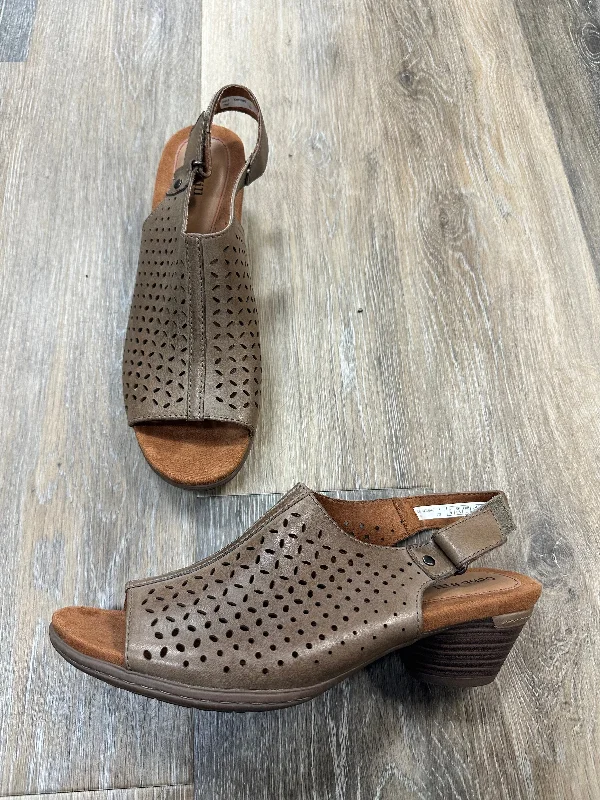 Elegant and sophisticated women's shoe stylesBrown Sandals Heels Block Cobb Hill, Size 9 Elegant and sophisticated women's shoe stylesBrown Sandals Heels Block Cobb Hill, Size 9