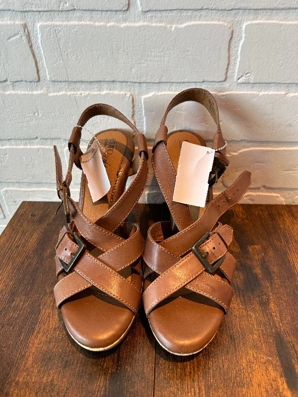 Practical and stylish women's shoes for travelBrown Sandals Heels Wedge Sofft, Size 7 Practical and stylish women's shoes for travelBrown Sandals Heels Wedge Sofft, Size 7