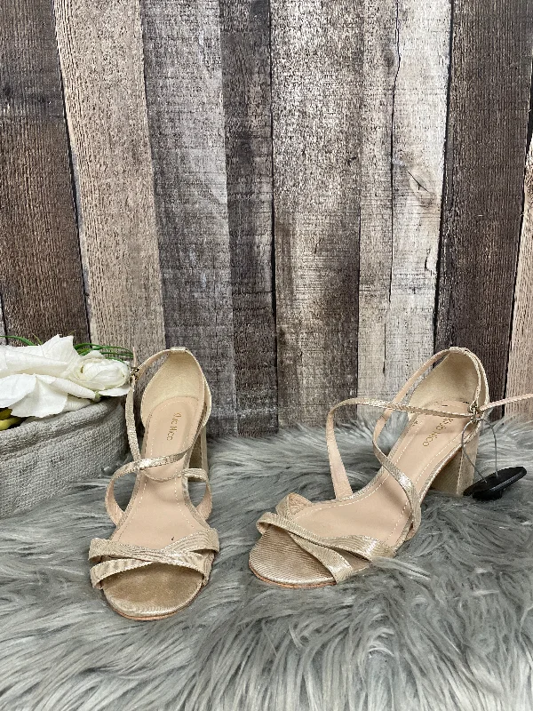 Exotic and bold women's shoe designsGold Sandals Heels Block Cme, Size 7