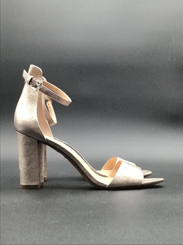 Elegant and sophisticated women's shoes for red carpet eventsGold Sandals Heels Block Vince Camuto, Size 9.5 Elegant and sophisticated women's shoes for red carpet eventsGold Sandals Heels Block Vince Camuto, Size 9.5