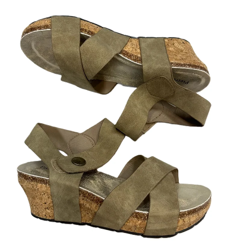 Flattering and stylish women's shoes for petite feetGold Sandals Heels Wedge By Pierre Dumas, Size: 10 Flattering and stylish women's shoes for petite feetGold Sandals Heels Wedge By Pierre Dumas, Size: 10