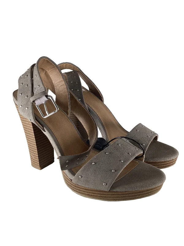 Comfy and stylish women's shoes for everyday comfortGrey Sandals Heels Block Report, Size 8.5 Comfy and stylish women's shoes for everyday comfortGrey Sandals Heels Block Report, Size 8.5