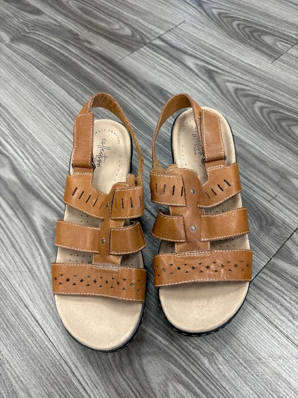 Chic and trendy women's shoe fashionsSandals Heels Block By Clarks  Size: 7