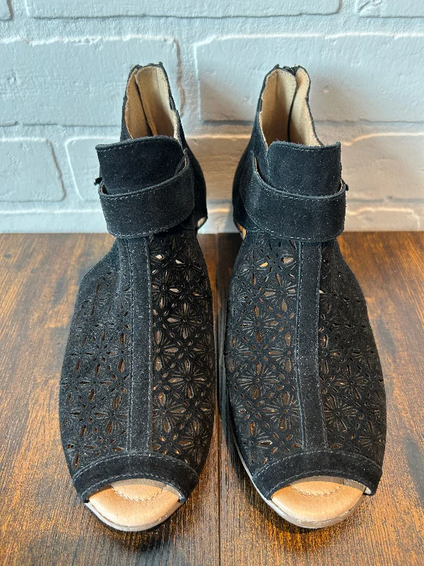 Comfy and stylish women's shoes for lounging around the houseSandals Heels Block By Earth Size: 6.5 Comfy and stylish women's shoes for lounging around the houseSandals Heels Block By Earth Size: 6.5