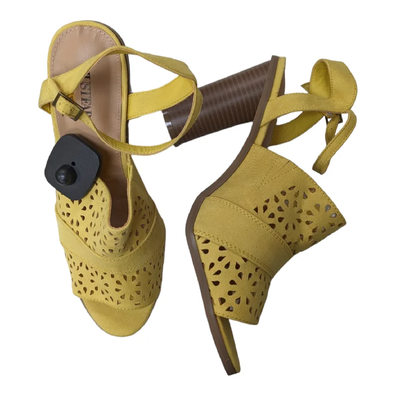 Elegantly crafted women's shoesSandals Heels Block By Just Fab  Size: 11