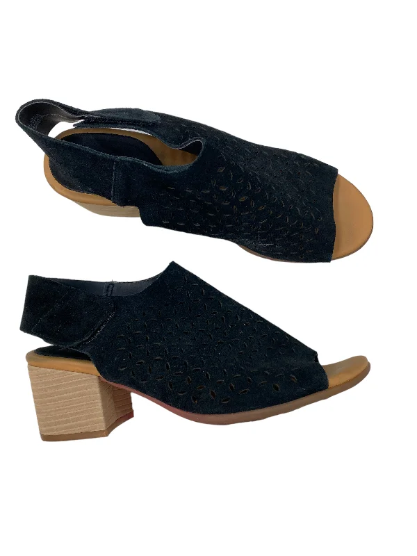 Effortlessly stylish women's shoe choicesSandals Heels Block By Korks  Size: 8
