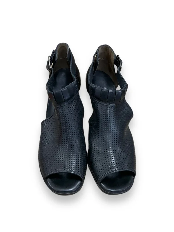 Elegantly crafted women's shoesSandals Heels Block By Paul Green  Size: 5