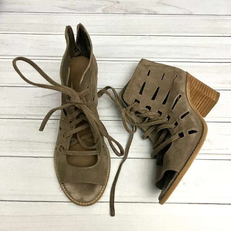 Timeless classic women's shoe designsSandals Heels Block By Vince Camuto  Size: 6.5