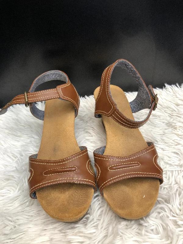 Elegant and sophisticated women's shoes for mature womenSandals Heels Wedge By Dr Scholls Size: 8.5 Elegant and sophisticated women's shoes for mature womenSandals Heels Wedge By Dr Scholls Size: 8.5