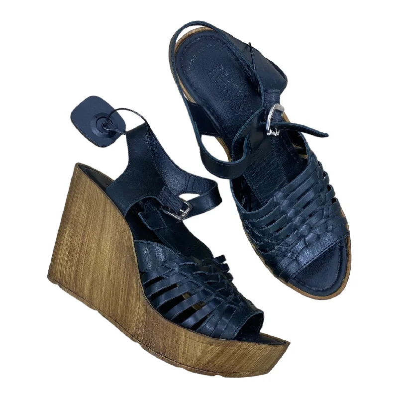 Stylish and comfortable women's shoes for long flightsSandals Heels Wedge By Kenneth Cole Size: 9 Stylish and comfortable women's shoes for long flightsSandals Heels Wedge By Kenneth Cole Size: 9
