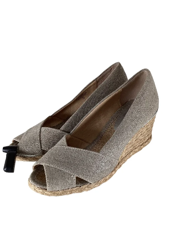 Fashion-forward and trendy women's shoe stylesSilver Sandals Heels Wedge Adrienne Vittadini, Size 7 Fashion-forward and trendy women's shoe stylesSilver Sandals Heels Wedge Adrienne Vittadini, Size 7