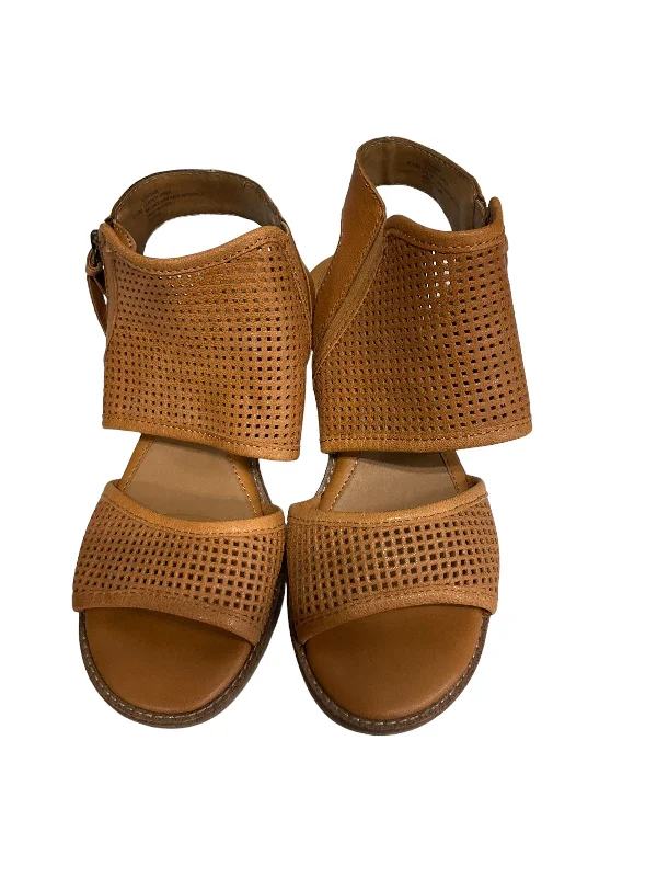 Chic and trendy women's shoes for the officeTan Sandals Heels Wedge Sofft, Size 6.5 Chic and trendy women's shoes for the officeTan Sandals Heels Wedge Sofft, Size 6.5