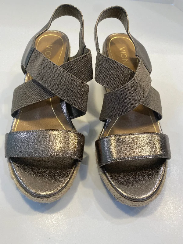 Feminine and dainty women's shoe designsTaupe Sandals Heels Block Vionic, Size 8