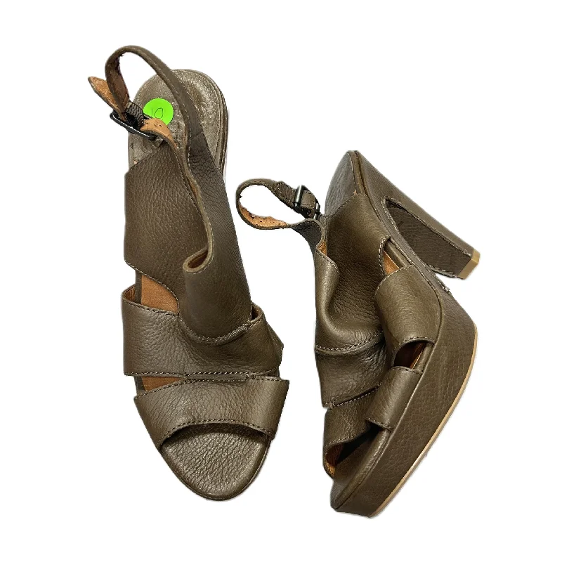 Chic and stylish women's shoes that complement every outfit and occasioTaupe Sandals Heels Wedge By Lucky Brand, Size: 10 Chic and stylish women's shoes that complement every outfit and occasioTaupe Sandals Heels Wedge By Lucky Brand, Size: 10