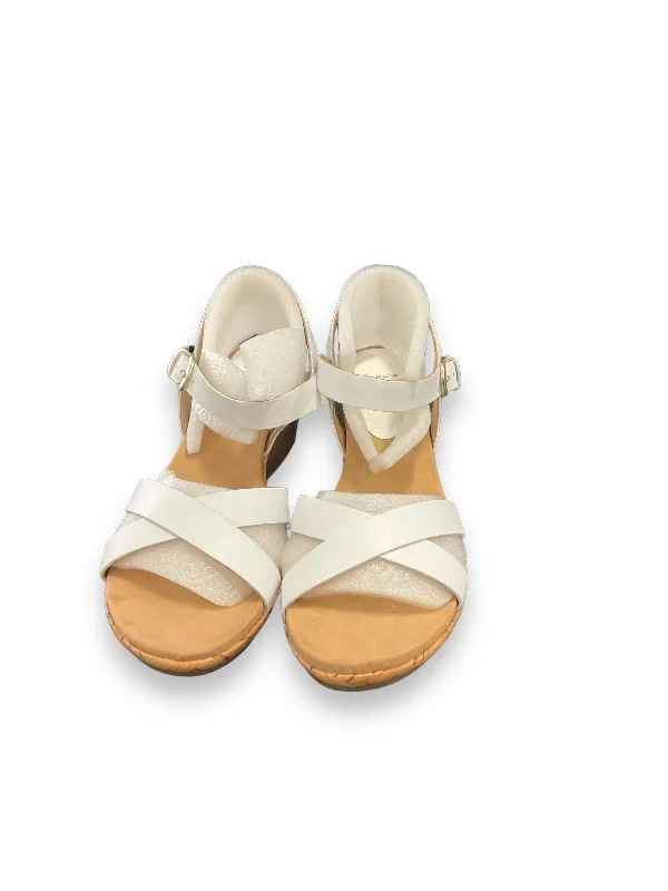 Stylish and comfortable women's shoes for long flightsWhite Sandals Heels Wedge Circa Joan And David, Size 8 Stylish and comfortable women's shoes for long flightsWhite Sandals Heels Wedge Circa Joan And David, Size 8