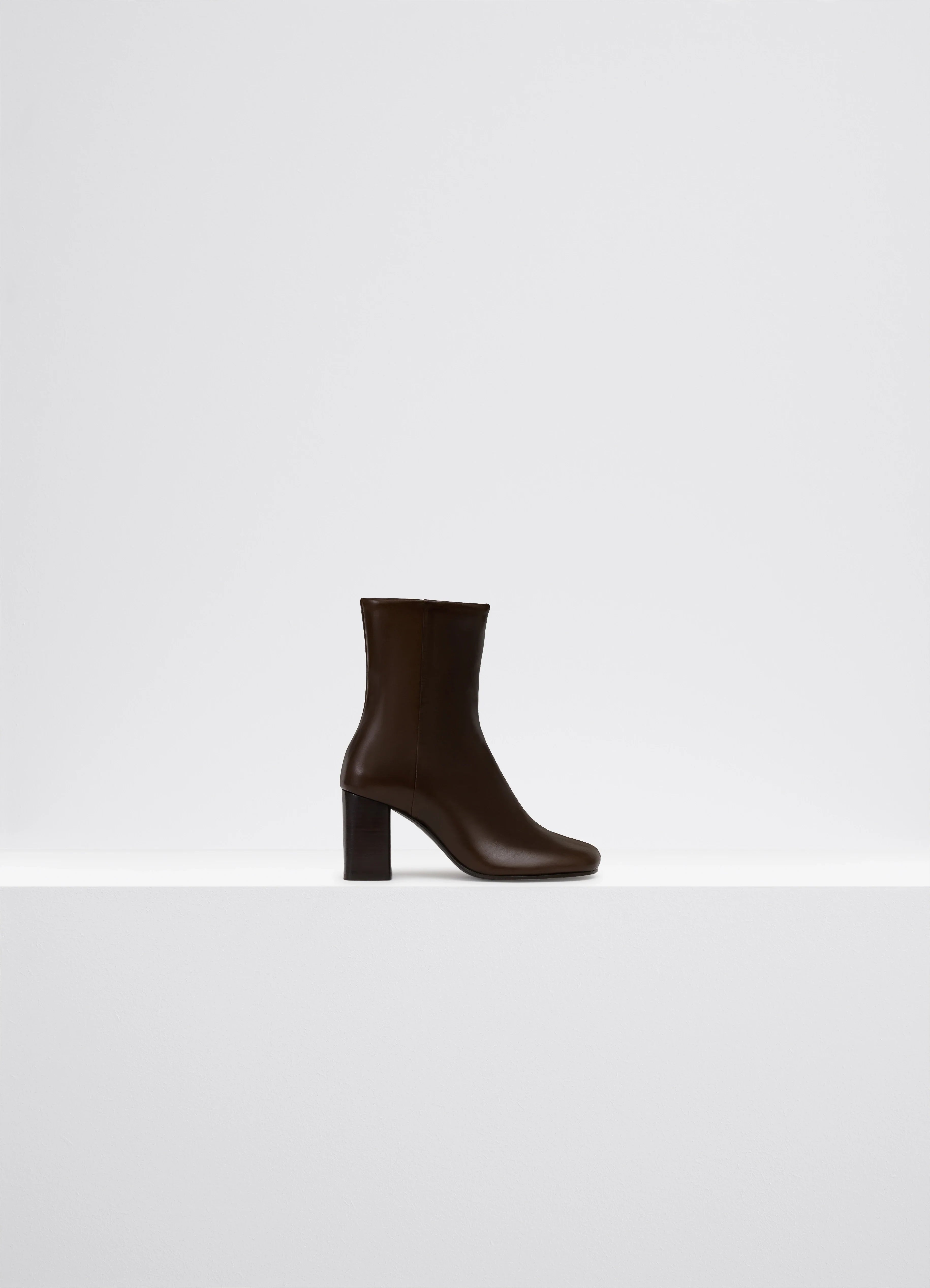 Chic and minimalist women's footwear trendsANATOMIC BOOTS WITH 80MM HEEL