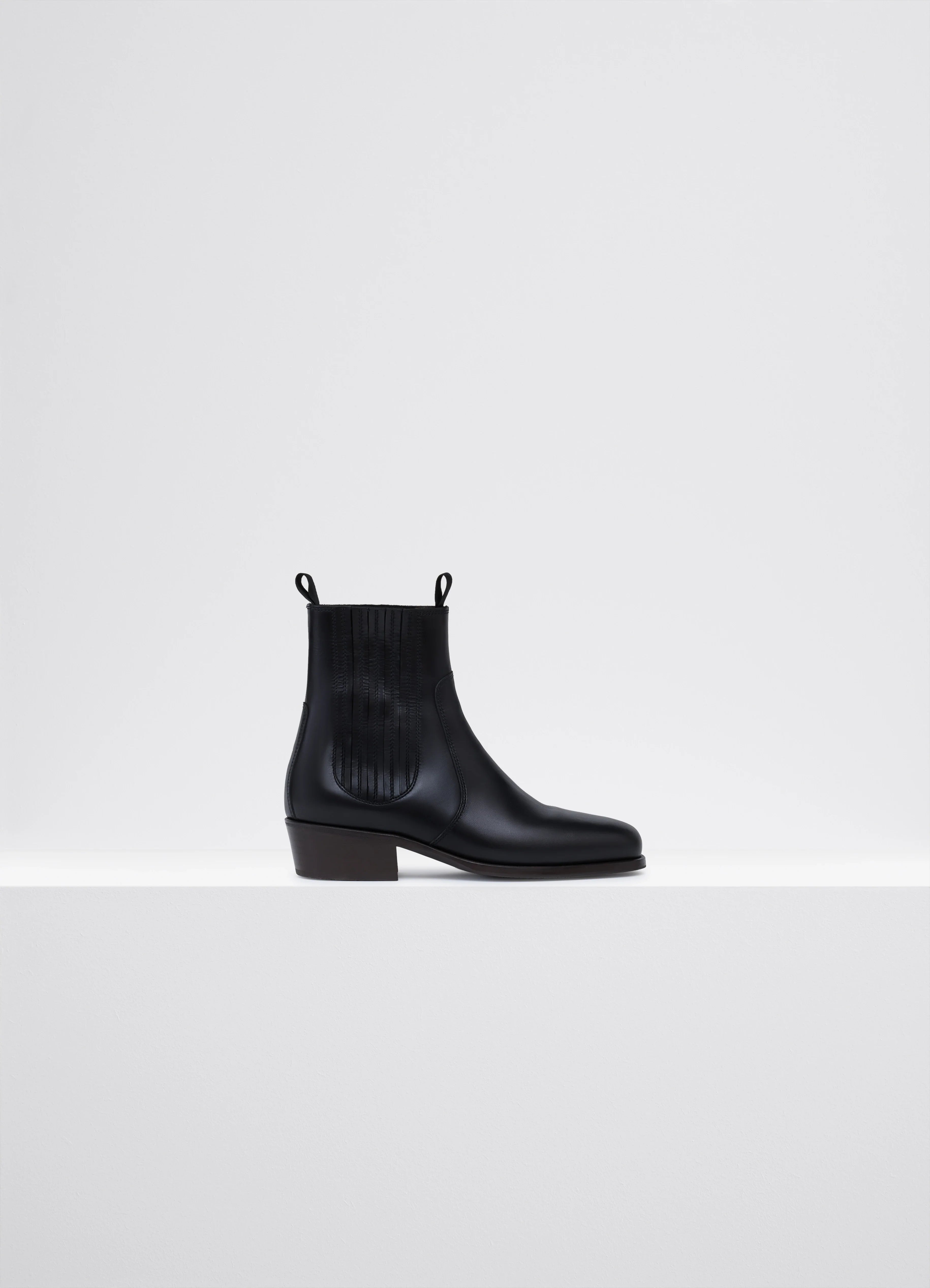 Versatile and chic women's shoes for everyday eleganceCHELSEA BOOTS