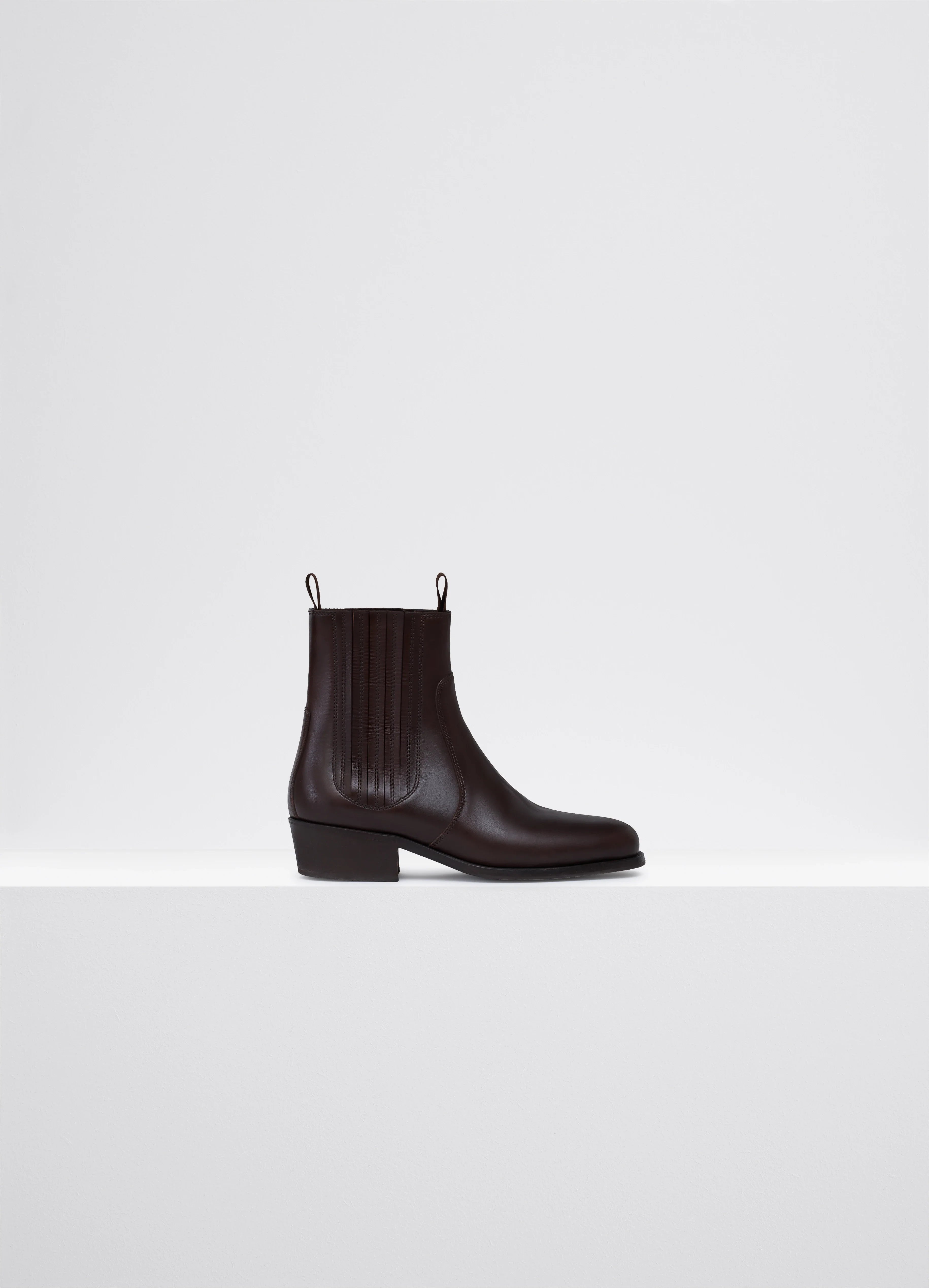 Chic and stylish women's shoes for summerCHELSEA BOOTS