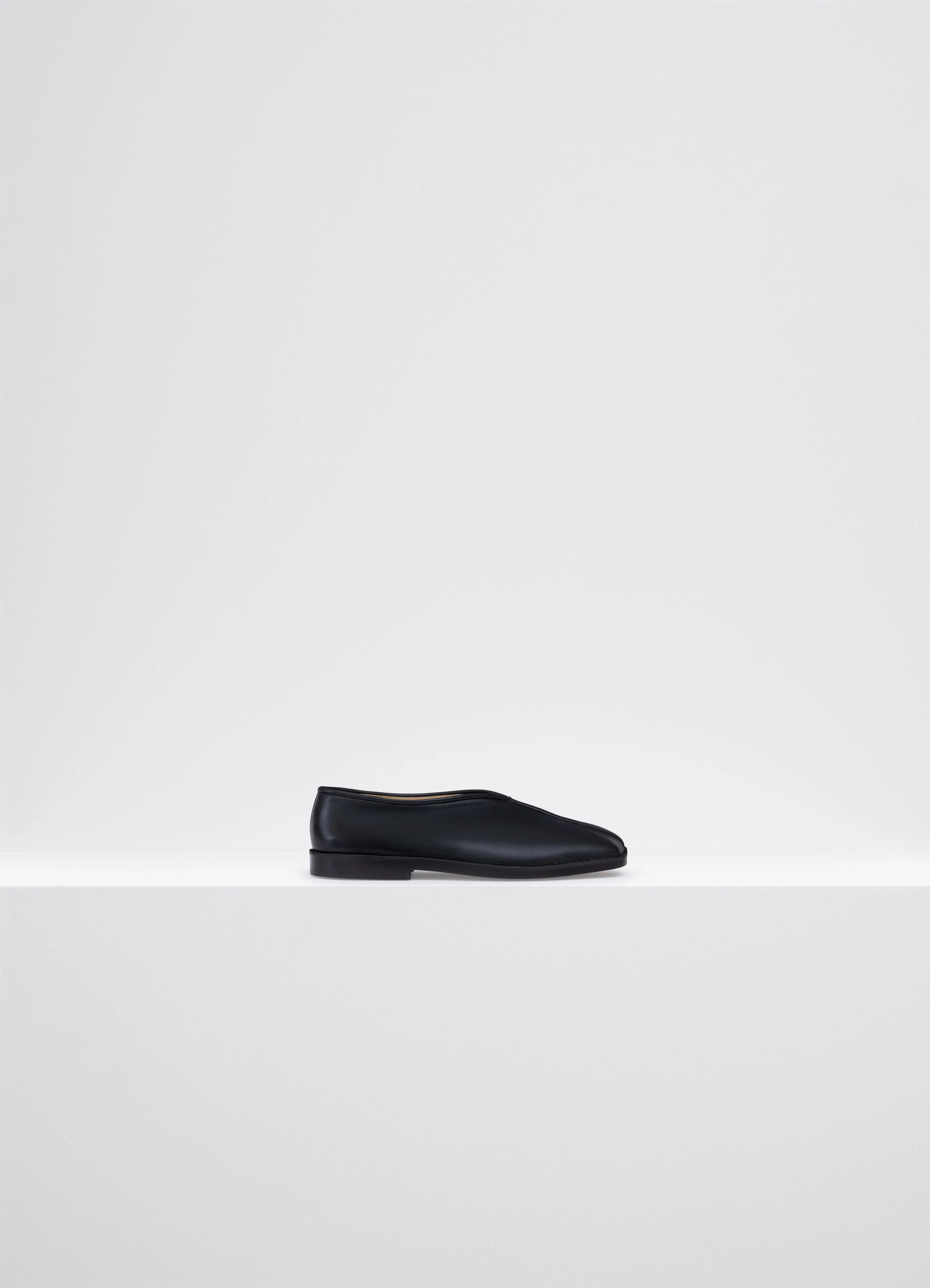 Luxurious and opulent women's shoe optionsFLAT PIPED SLIPPERS