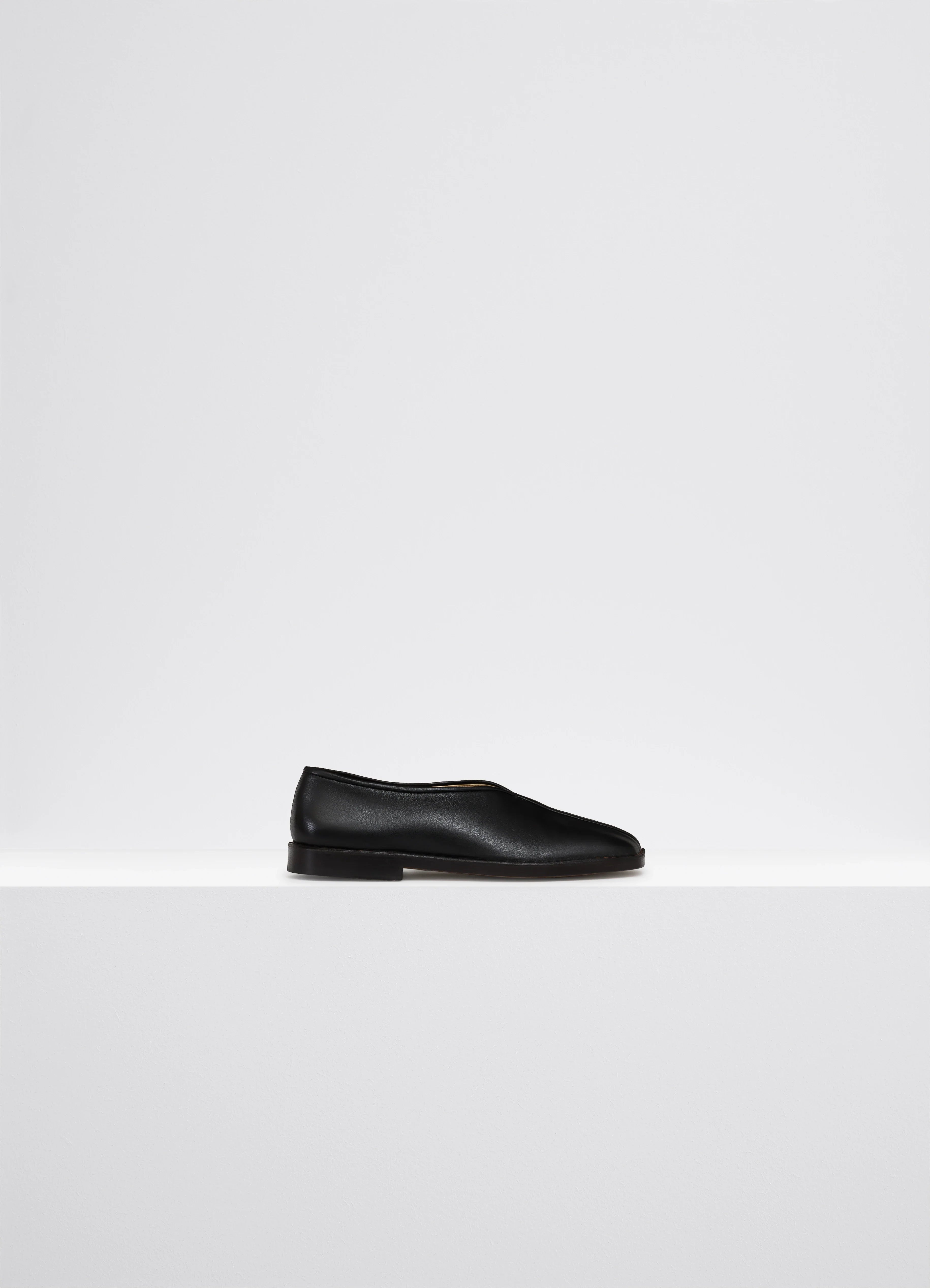 Practical and stylish women's shoes for travelFLAT PIPED SLIPPERS