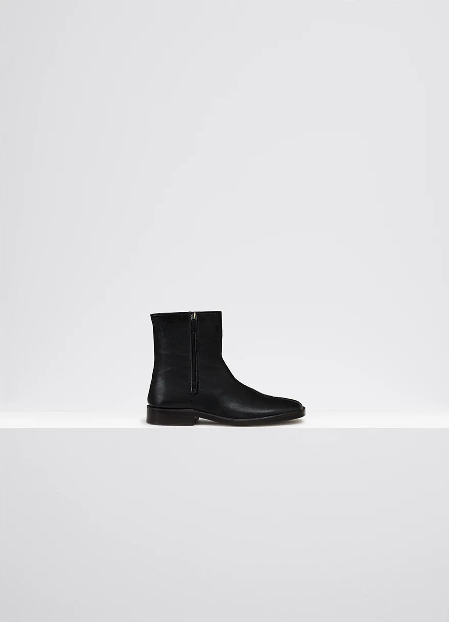 Chic and stylish women's shoes for graduation ceremoniesPIPED ZIPPED BOOTS