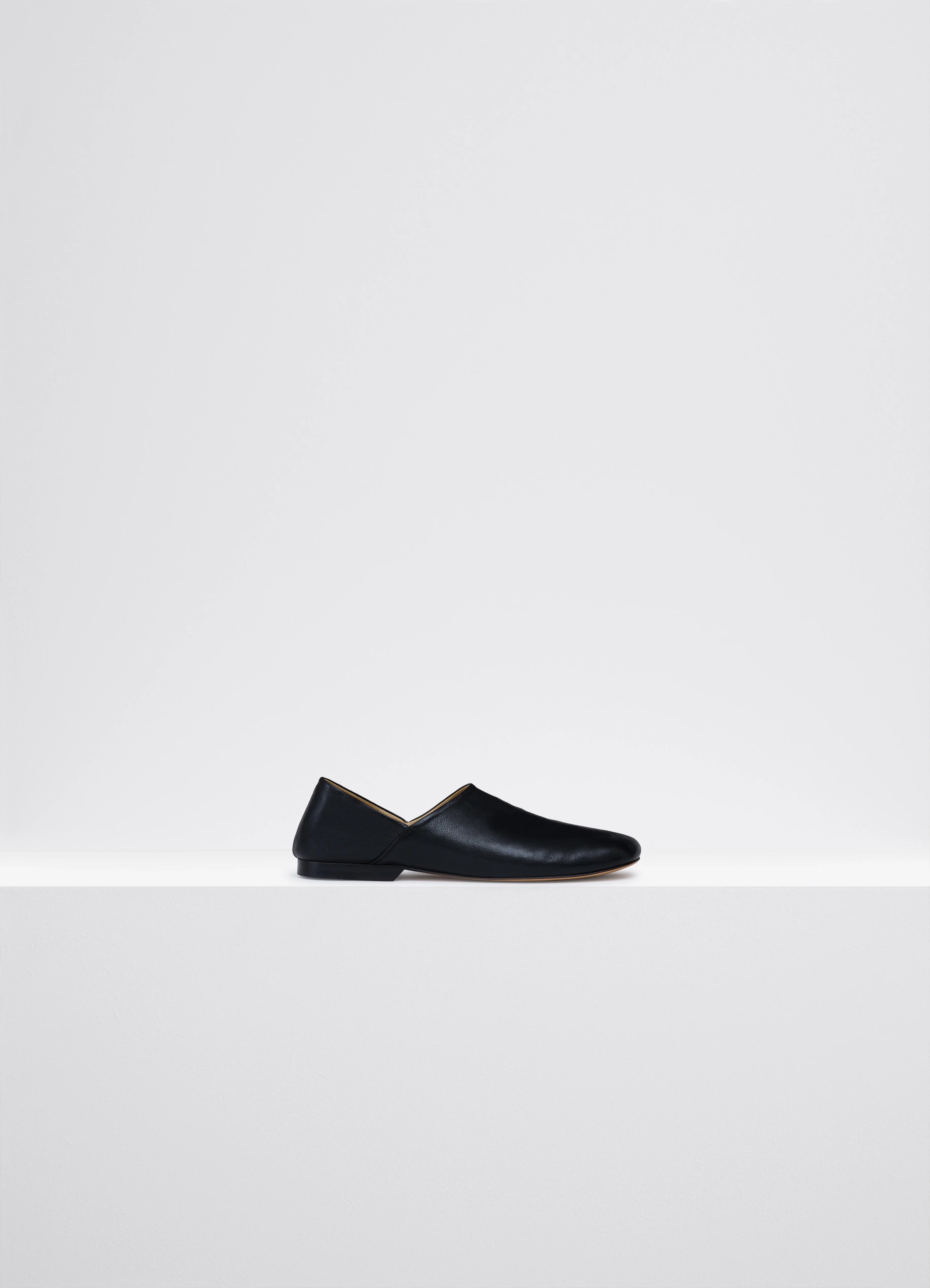 Feminine and dainty women's shoe designsSLIPPERS