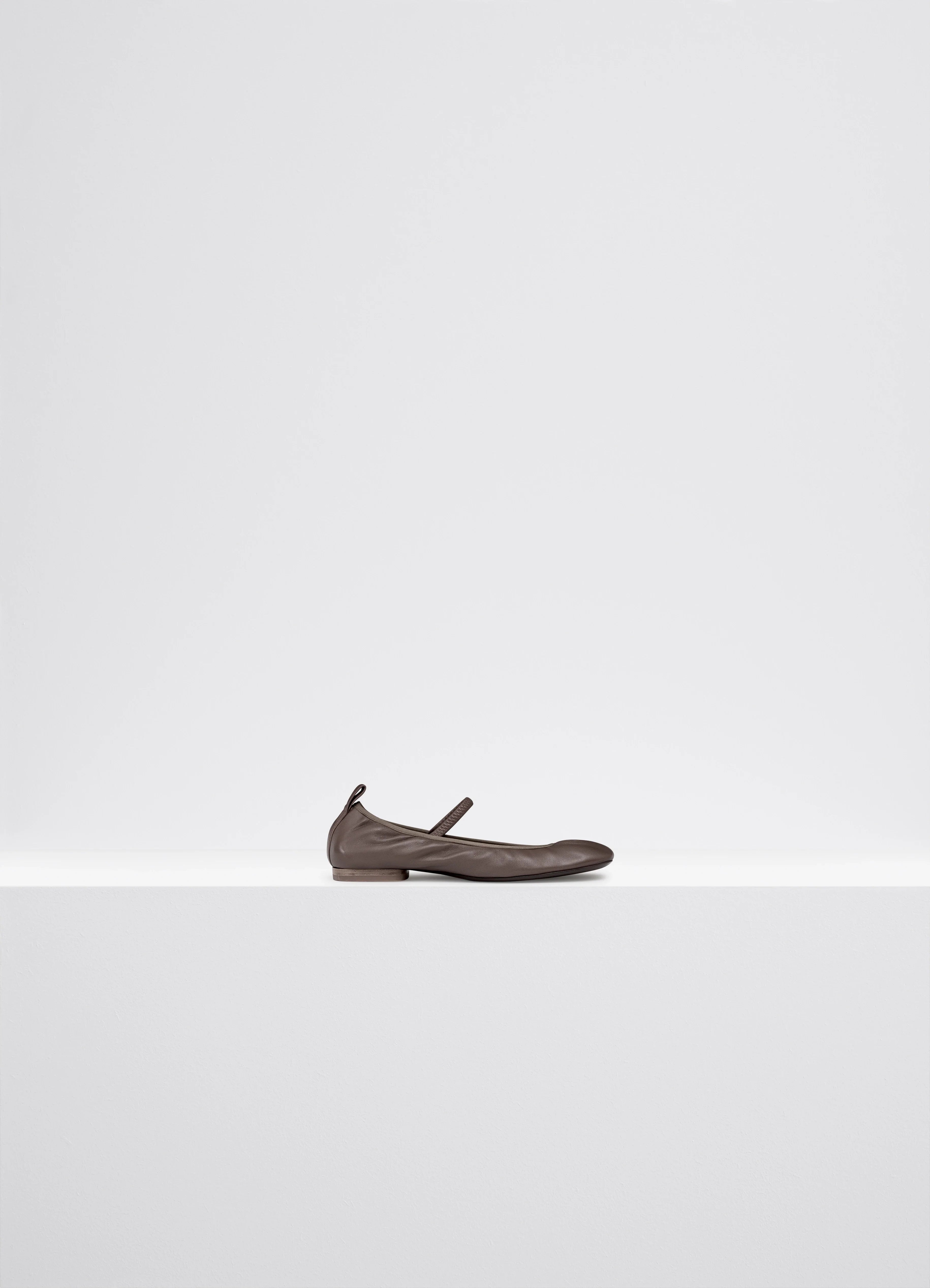 Elegant and sophisticated women's shoe stylesSQUARE FLAT BALLERINA