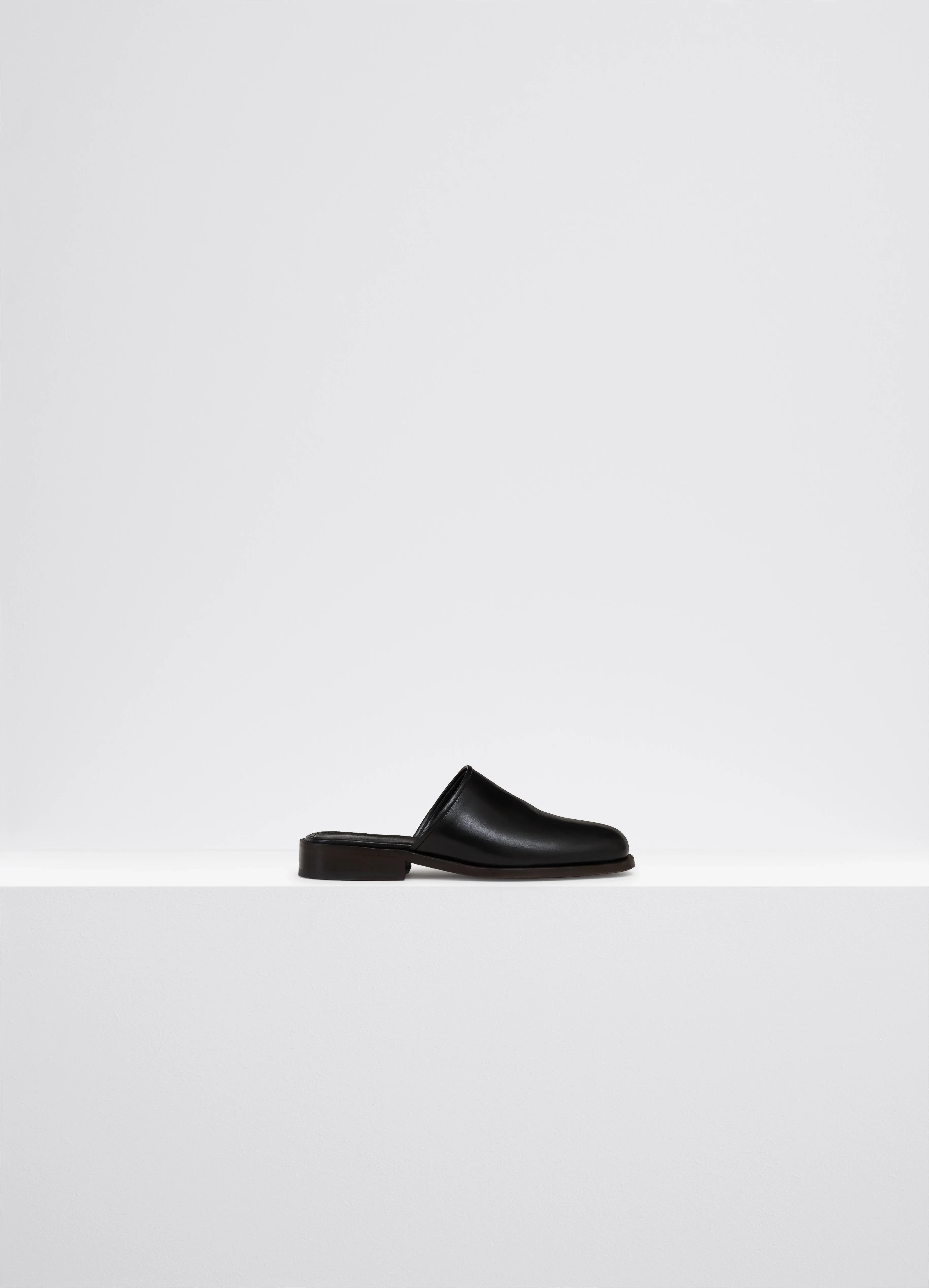 Elegant and sophisticated women's shoe stylesSQUARE MULE