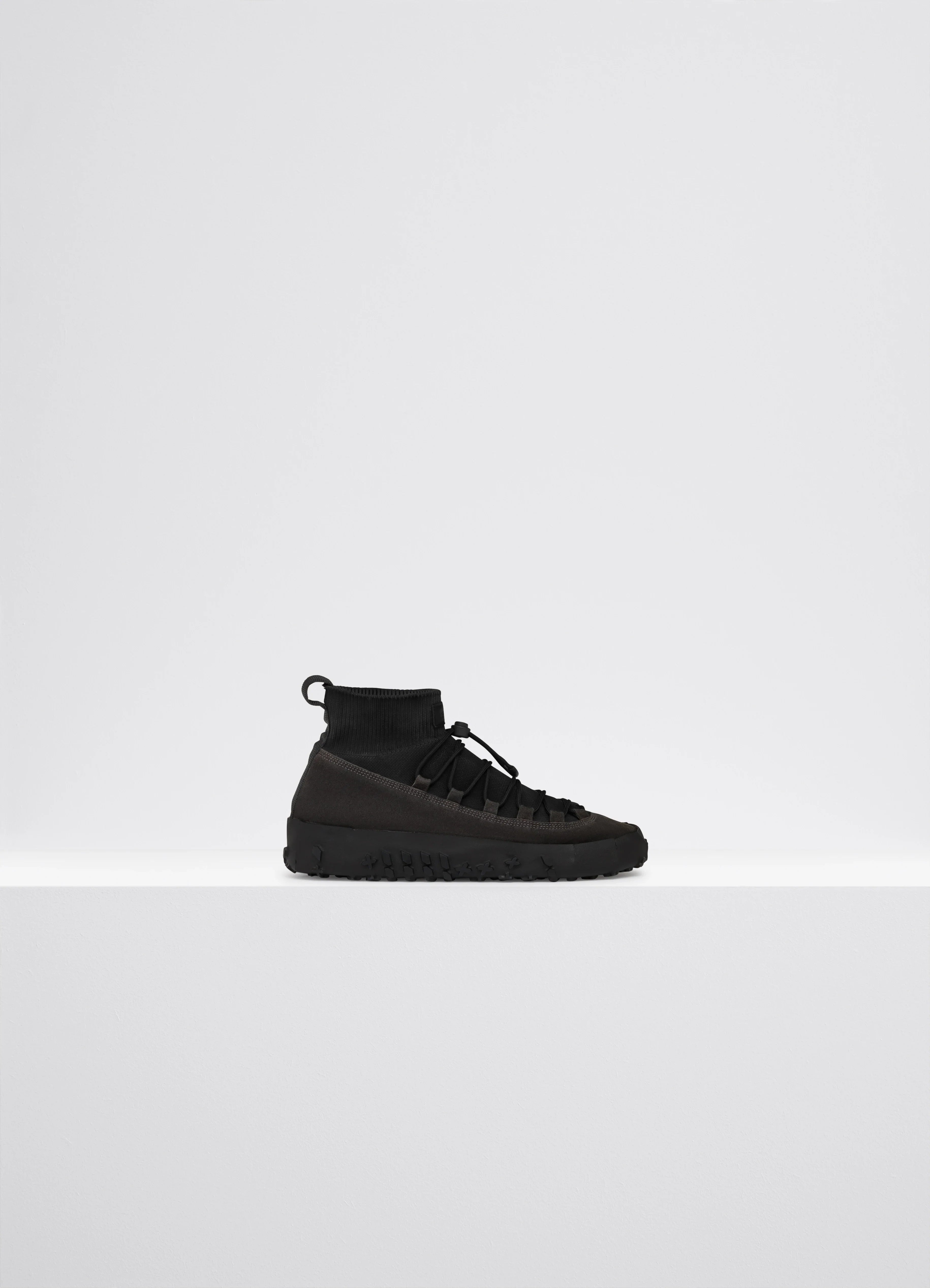 Stylish and supportive women's shoes for plantar fasciitisVIBRAM WRAP ON SNEAKERS