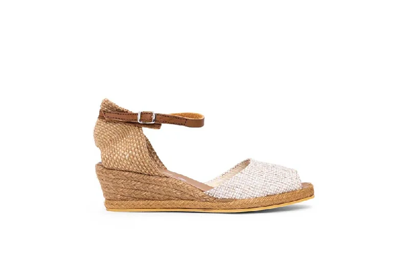 Flattering and figure-hugging women's footwearAMY