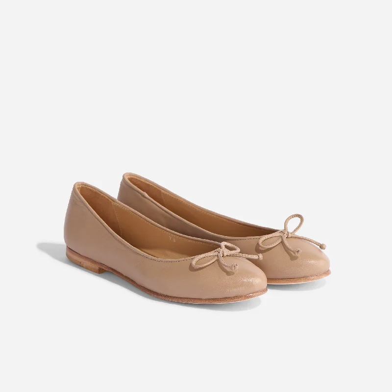 Elegantly stylish women's shoesBea Go-To Ballet Almond