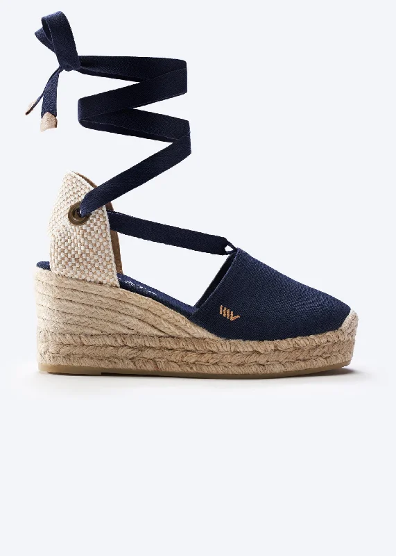 Versatile and elegant women's shoes for any outfitBisbe Canvas Platform