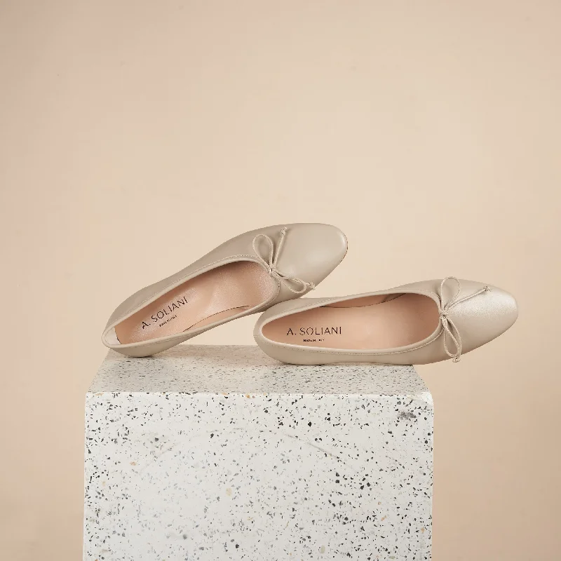 Stylish and comfortable women's shoes for long flightsComo - Beige