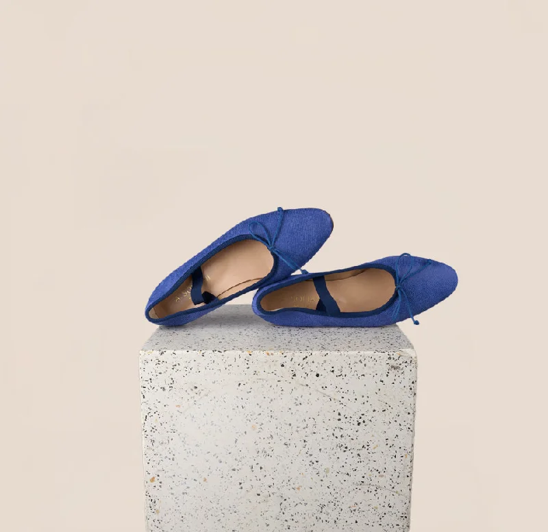 Flattering and stylish women's shoes for petite feetComo Strap - Blue Denim