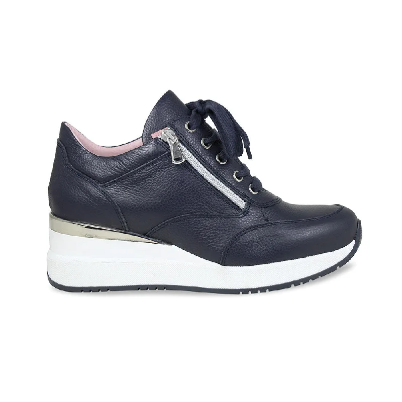 Flattering and figure-hugging women's footwearElectra: Navy Leather