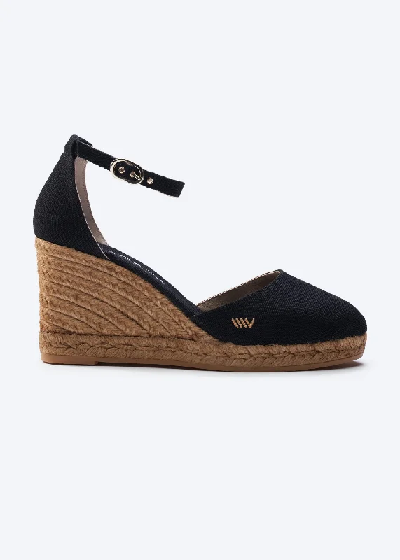 Durable and stylish women's shoes for active lifestylesEstartit Canvas Wedges