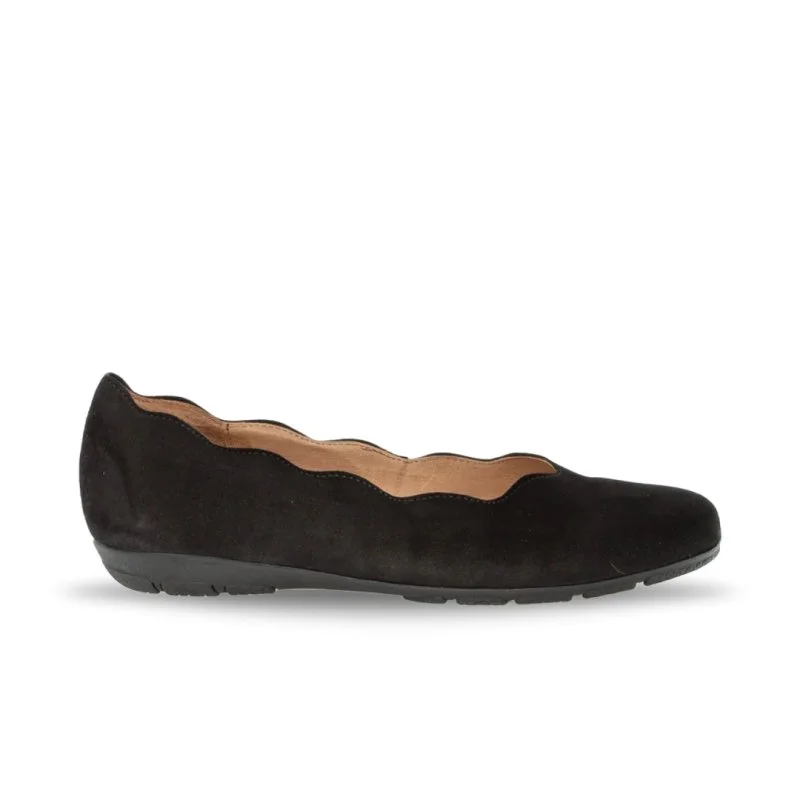 Versatile and elegant women's shoes for any outfitGabor Women's 34.166.17 - Black