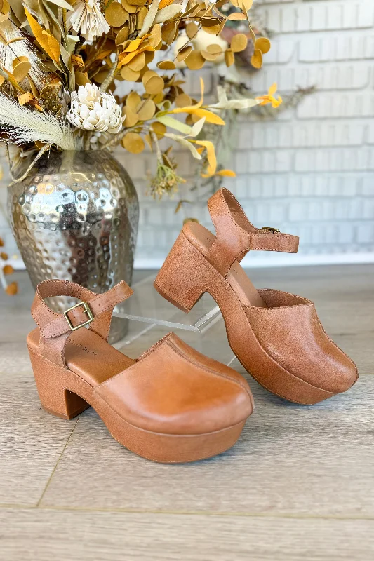 Chic and minimalist women's footwear trendsChocolat Blu Gabrielle Camel Leather Clog Chic and minimalist women's footwear trendsChocolat Blu Gabrielle Camel Leather Clog