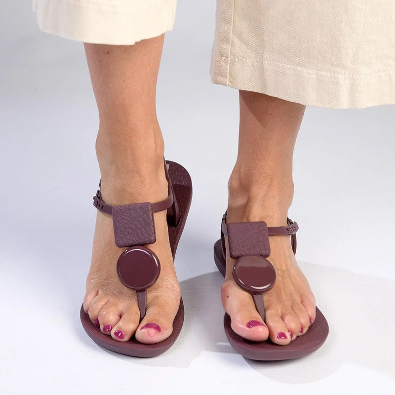 Chic and stylish women's shoes for summerIpanema Glam Thong Sandals - Burgundy