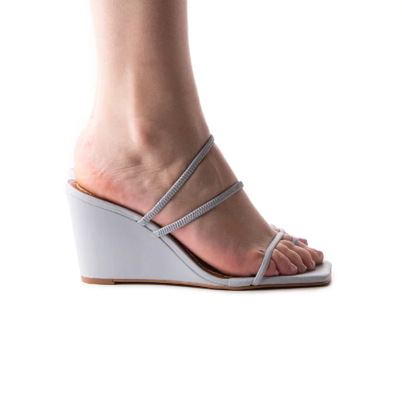 Chic and stylish women's shoes for fashion-conscious womenKaravi Bleu Leather