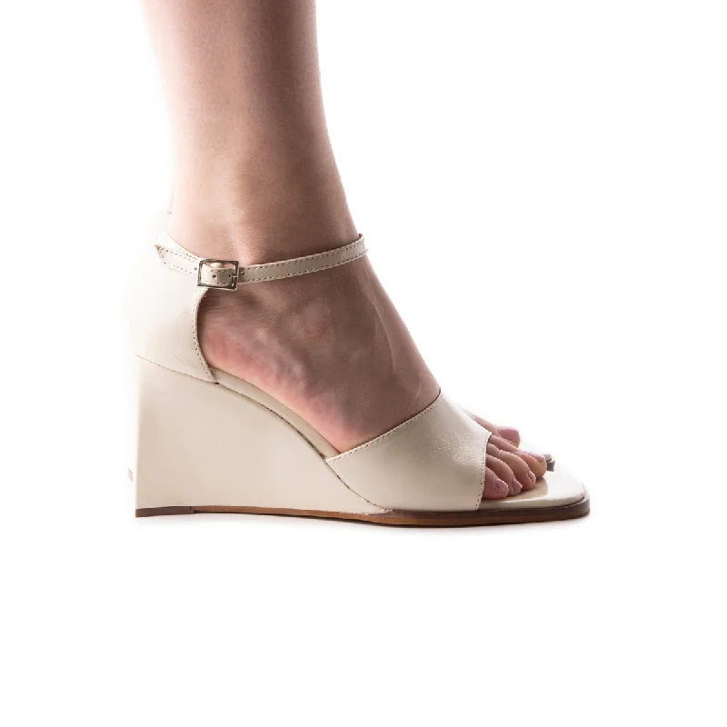 Stylish and practical women's shoes for rainy daysMariposa Off White Leather