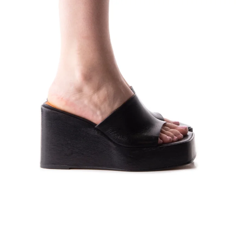 Flattering and figure-hugging women's footwearMatamoros Black Leather